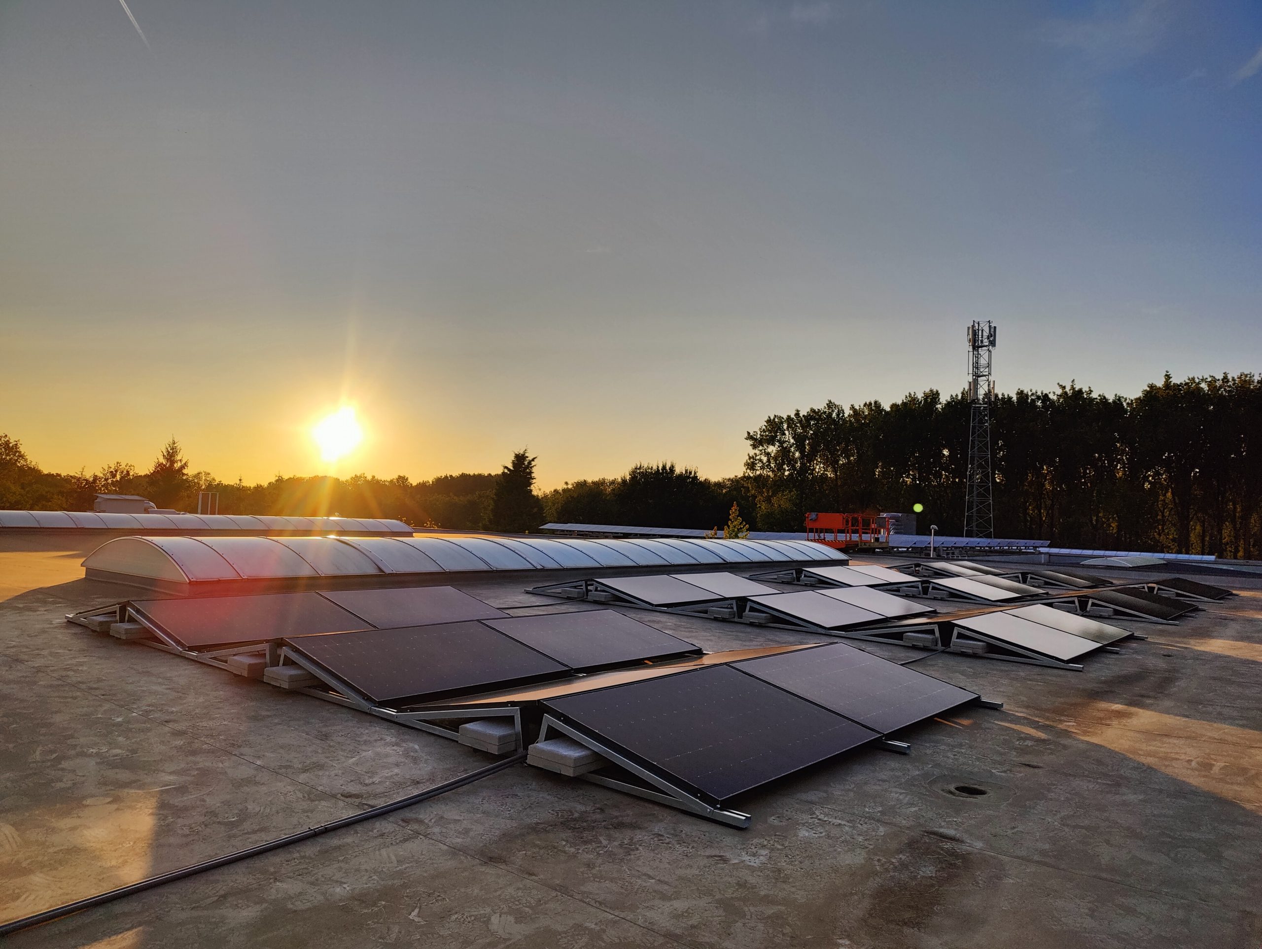 GraNext energie-installatie bij zonsondergang